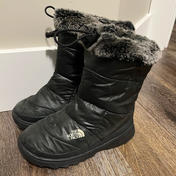 Girls The North Face Black Goose Down Slip on Boots - Picture 2 of 11